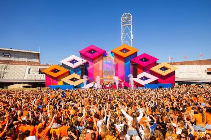 Mensen op een zomers buitenevenement met kleurige decors
